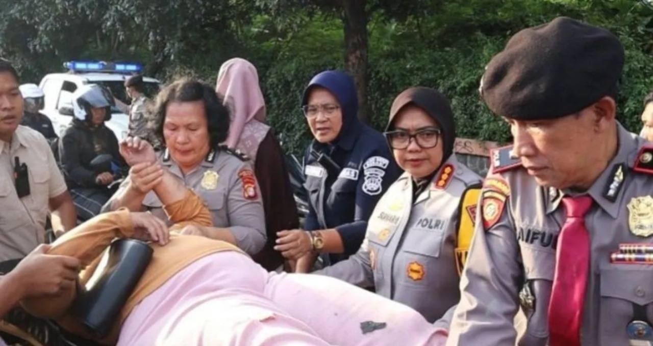 Kabupaten Bekasi - Kapolres Metro Bekasi, Kombes Pol. Sumarni, petugas melakukan aksi evakuasi cepat terhadap seorang pengendara motor yang mengalami kecelakaan tunggal di Jalan Sultan Hasanudin, Tambun Selatan, Selasa (24/3/2026). Foto: Ist/Gobekasi.id.