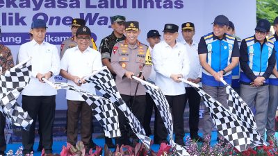 Bekasi - Seremoni pelepasan arus (flag off) di GT Kalikangkung dilakukan langsung oleh Kapolri Jenderal Pol Listyo Sigit Prabowo didampingi deretan pejabat negara mulai dari Menko PMK Pratikno, Menhub Dudy Purwagandhi, Menkes Budi Gunadi Sadikin, hingga Direktur Utama Jasa Marga Rivan A. Purwantono, Selasa (24/3/2026). Foto: Ist/Gobekasi.id.