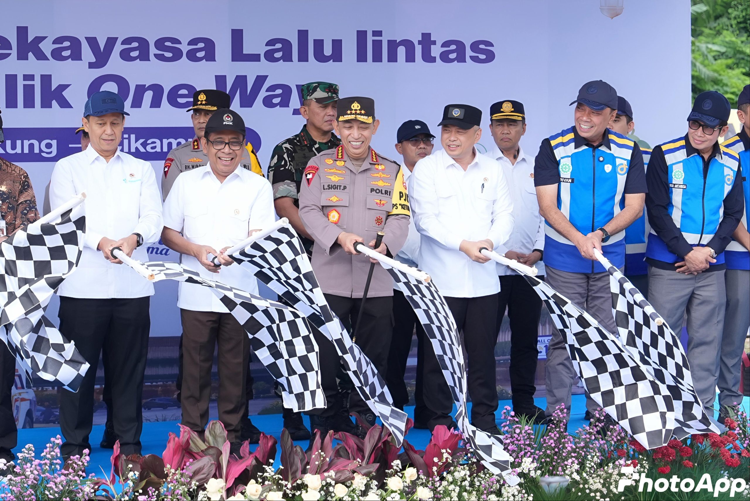 Bekasi - Seremoni pelepasan arus (flag off) di GT Kalikangkung dilakukan langsung oleh Kapolri Jenderal Pol Listyo Sigit Prabowo didampingi deretan pejabat negara mulai dari Menko PMK Pratikno, Menhub Dudy Purwagandhi, Menkes Budi Gunadi Sadikin, hingga Direktur Utama Jasa Marga Rivan A. Purwantono, Selasa (24/3/2026). Foto: Ist/Gobekasi.id.