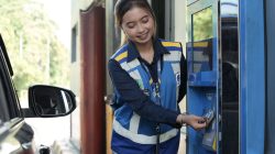 Bekasi - Petugas gerbang tol dari Jasa Marga memberikan pelayanan bantuan askes e-Toll saat arus Mudik Lebaran 2026. Foto: Ist/Gobekasi.id.