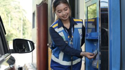 Bekasi - Petugas gerbang tol dari Jasa Marga memberikan pelayanan bantuan askes e-Toll saat arus Mudik Lebaran 2026. Foto: Ist/Gobekasi.id.