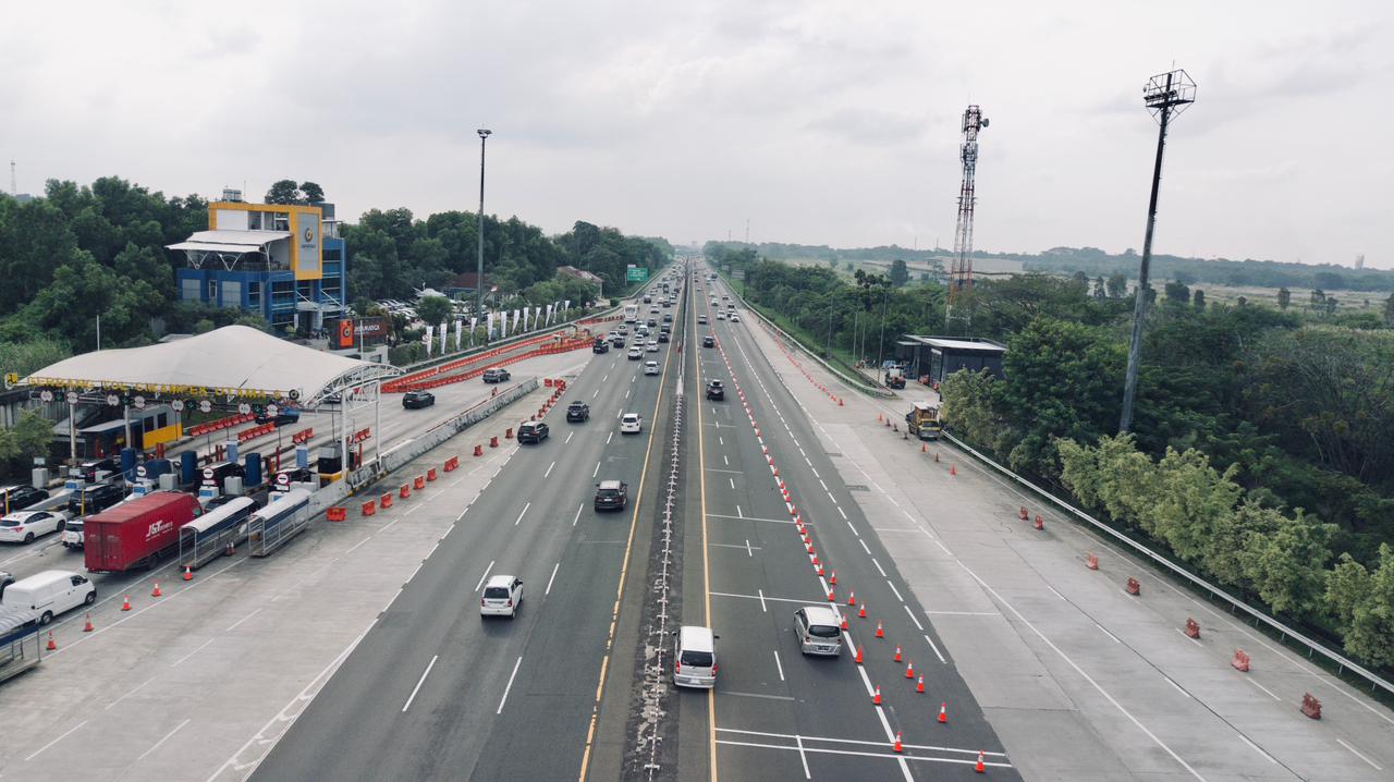 Bekasi - Penerapan sistem one way dalam mendukung kelancaran Arus Balik Mudik Lebaran 2026 di Tol Trans jawa. Foto: Ist/Gobekasi.id.