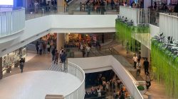 Bekasi - Pengunjung Mall Living World Grand Wisata, Tambun Selatan, Kabupaten Bekasi. Foto: Gobekasi.id.