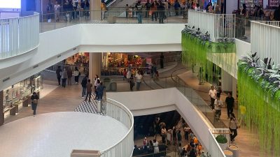 Bekasi - Pengunjung Mall Living World Grand Wisata, Tambun Selatan, Kabupaten Bekasi. Foto: Gobekasi.id.