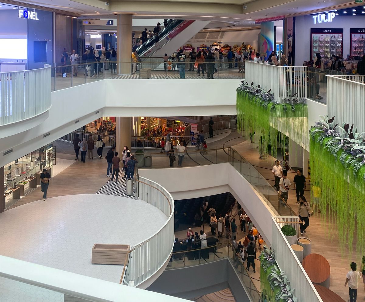 Bekasi - Pengunjung Mall Living World Grand Wisata, Tambun Selatan, Kabupaten Bekasi. Foto: Gobekasi.id.