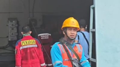 Kota Bekasi - Petugas Disdamkarmat Kota Bekasi berjibaku menjinakan amukan sijago merah di pabrik kaos Kaki di Tanah Apit, Medan Satria, Rabu (25/3/2026). Foto: Gobekasi.id.