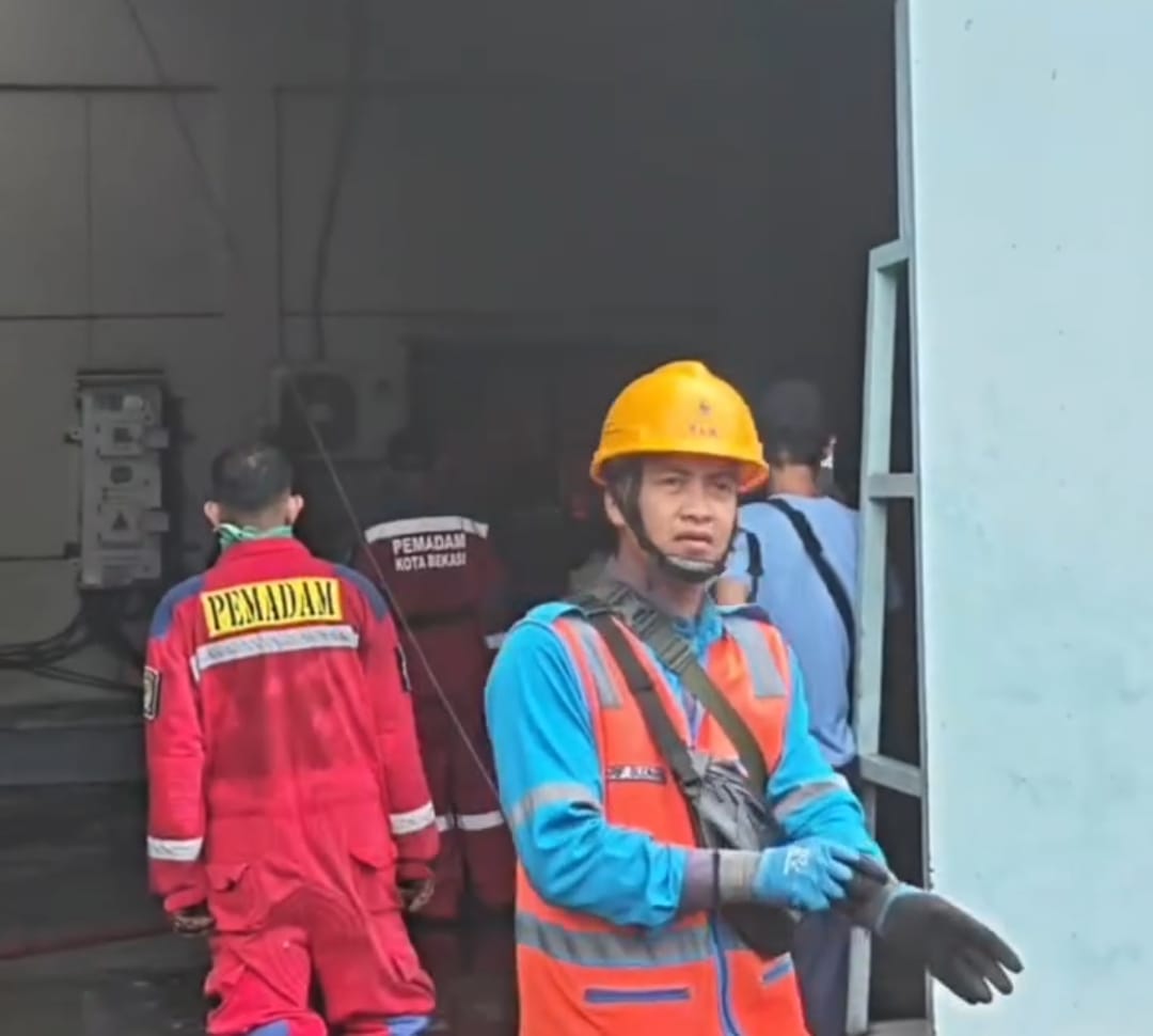 Kota Bekasi - Petugas Disdamkarmat Kota Bekasi berjibaku menjinakan amukan sijago merah di pabrik kaos Kaki di Tanah Apit, Medan Satria, Rabu (25/3/2026). Foto: Gobekasi.id.