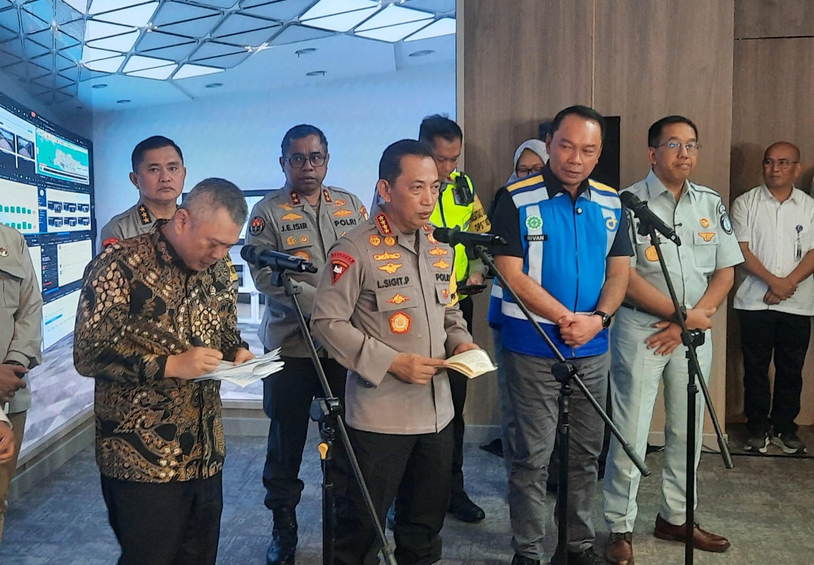 Kota Bekasi - Kapolri saat melakukan peninjauan intensif di Command Center Jasa Marga, Gerbang Tol Cikampek Utama, Bekasi, Rabu (25/3/2026). Foto: Septian/Gobekasi.id.