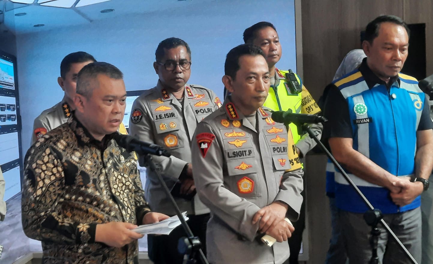 Kota Bekasi - Menteri Perhubungan (Menhub) RI, Dudy Purwagandhi meninjau langsung Jasamarga Tollroad Command Centre (JMCT) di Jatiasih, Kota Bekasi, Rabu (25/3/2026). Foto: Septian/Gobekasi.id.