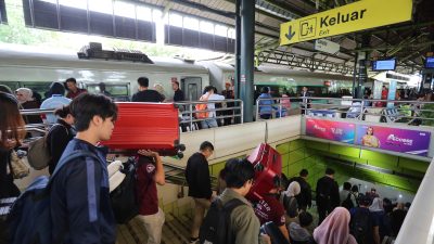 Kota Bekasi - Penumpang Arus Balik Mudik Lebaran 2026 kembali tiba di Stasiun Bekasi, Kamis (26/3/2026). Foto: Septian/Gobekasi.id.