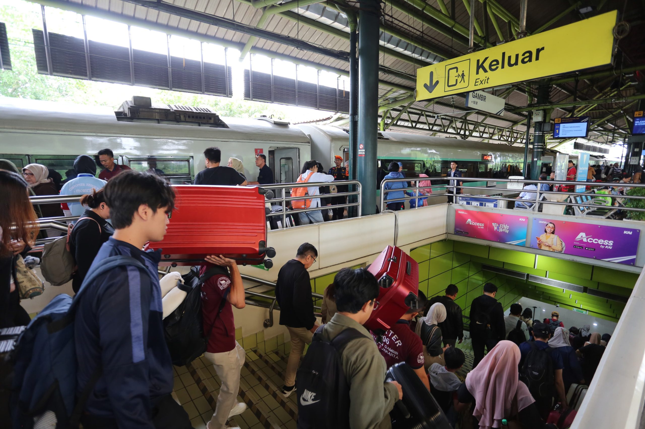 Kota Bekasi - Penumpang Arus Balik Mudik Lebaran 2026 kembali tiba di Stasiun Bekasi, Kamis (26/3/2026). Foto: Septian/Gobekasi.id.
