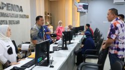 Kota Bekasi - Wali Kota Bekasi Tri Adhianto melakukan sidak pada pelayanan Bapenda pasca libur Lebaran Idulfitri dan penerapan WFA 62,6 persen, Kamis (26/3/2026). Foto: Ist/Gobekasi.id.