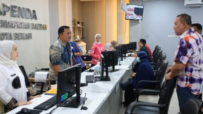 Kota Bekasi - Wali Kota Bekasi Tri Adhianto melakukan sidak pada pelayanan Bapenda pasca libur Lebaran Idulfitri dan penerapan WFA 62,6 persen, Kamis (26/3/2026). Foto: Ist/Gobekasi.id.