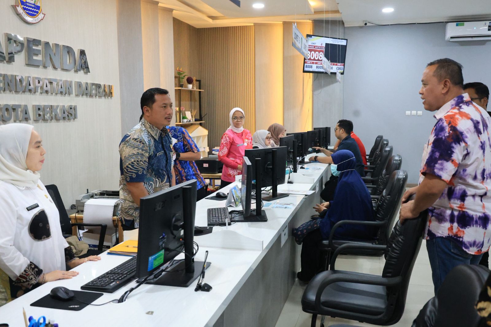 Kota Bekasi - Wali Kota Bekasi Tri Adhianto melakukan sidak pada pelayanan Bapenda pasca libur Lebaran Idulfitri dan penerapan WFA 62,6 persen, Kamis (26/3/2026). Foto: Ist/Gobekasi.id.