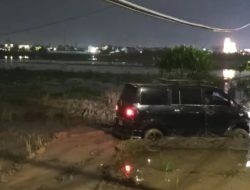 Aksi Kejar-kejaran Bak Film Laga di Babelan, Suzuki APV Terjun ke Sawah Usai Seruduk Agya dan Pikup