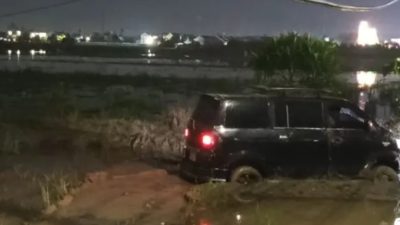Kabupaten Bekasi - Sebuah mobil Suzuki APV yang mencoba kabur usai terlibat tabrak lari beruntun akhirnya menyerah setelah kehilangan kendali dan mendarat di tengah area persawahan di Babelan, Kabupaten Bekasi, Kamis (26/3/2026). Foto: Ist/Gobekasi.id.