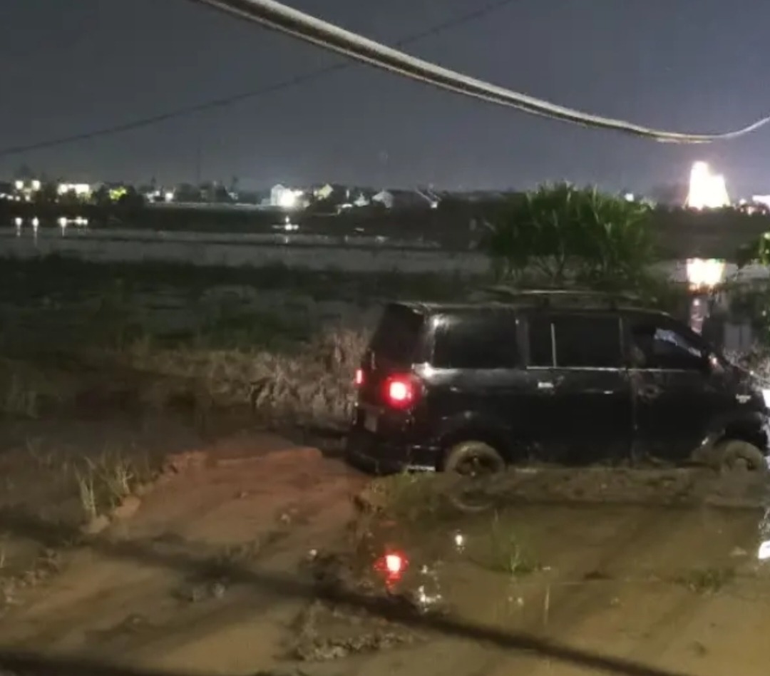 Kabupaten Bekasi - Sebuah mobil Suzuki APV yang mencoba kabur usai terlibat tabrak lari beruntun akhirnya menyerah setelah kehilangan kendali dan mendarat di tengah area persawahan di Babelan, Kabupaten Bekasi, Kamis (26/3/2026). Foto: Ist/Gobekasi.id.