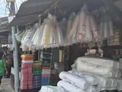 Efek Domino Perang Timur Tengah, Harga Plastik di Pasar Bekasi Meroket, Pedagang ‘Keder’ Modal Tergerus