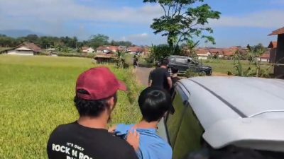 Kabupaten Bekasi - Tim Jatanras Polda Metro Jaya saat meringkus kedua pelaku mutilasi terhadap pegawai ayam geprek di Perumahan Mega Regency, Desa Sukaragam, Kecamatan Serang Baru, Kabupaten Bekasi. Foto: Ist/Gobekasi.id.