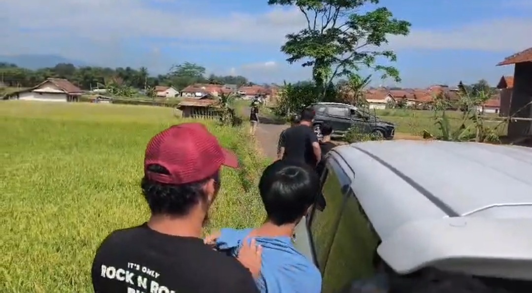 Kabupaten Bekasi - Tim Jatanras Polda Metro Jaya saat meringkus kedua pelaku mutilasi terhadap pegawai ayam geprek di Perumahan Mega Regency, Desa Sukaragam, Kecamatan Serang Baru, Kabupaten Bekasi. Foto: Ist/Gobekasi.id.