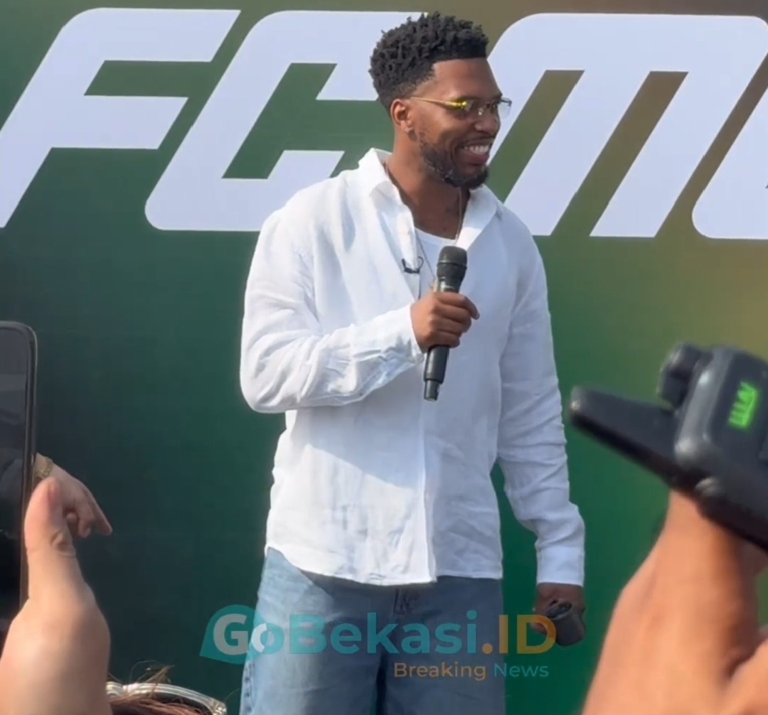 Kota Bekasi - Mantan bintang Liverpool dan Chelsea, Daniel Sturridge, hadir langsung di Bekasi untuk menyapa komunitas sepak bola akar rumput (grassroots) pada Minggu (29/3/2026). Foto: Gobekasi.id.