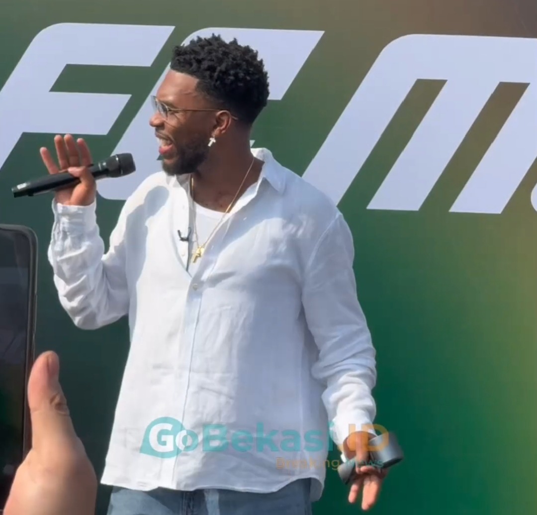 Kota Bekasi - Mantan bintang Liverpool dan Chelsea, Daniel Sturridge, hadir langsung di Bekasi untuk menyapa komunitas sepak bola akar rumput (grassroots) pada Minggu (29/3/2026). Foto: Gobekasi.id.