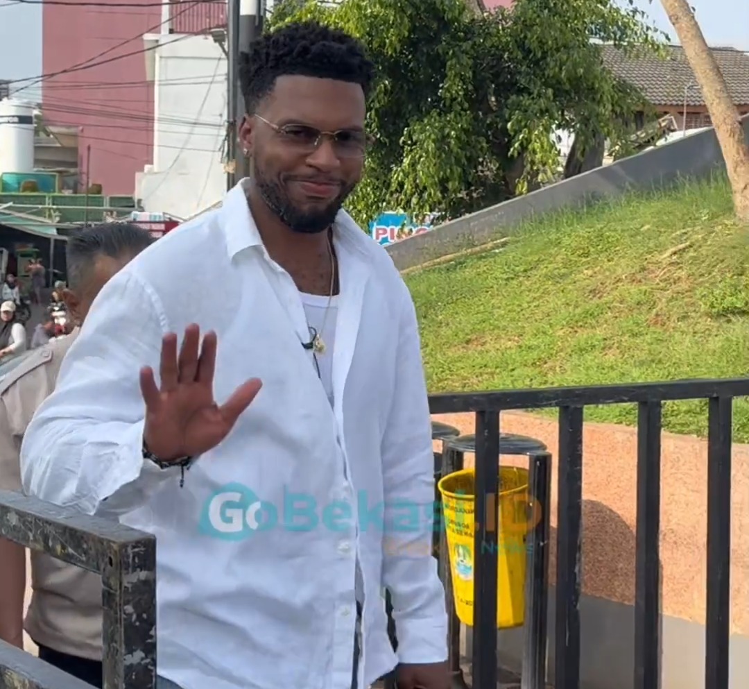 Kota Bekasi - Mantan bintang Liverpool dan Chelsea, Daniel Sturridge, hadir langsung di Bekasi untuk menyapa komunitas sepak bola akar rumput (grassroots) pada Minggu (29/3/2026). Foto: Gobekasi.id.