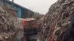 Kota Bekasi - Akses Truk Sampah menuju TPA Sumur Batu, Bantargebang, Kota Bekasi, memprihatinkan. Foto: Gobekasi.id.