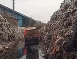 Ya Ampun! Akses Truk Sampah di TPA Sumur Batu Memprihatinkan, Melintas di Antara “Belahan” Gunung Sampah