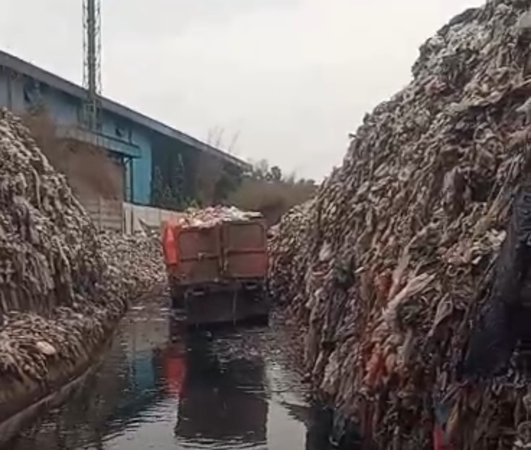 Kota Bekasi - Akses Truk Sampah menuju TPA Sumur Batu, Bantargebang, Kota Bekasi, memprihatinkan. Foto: Gobekasi.id.