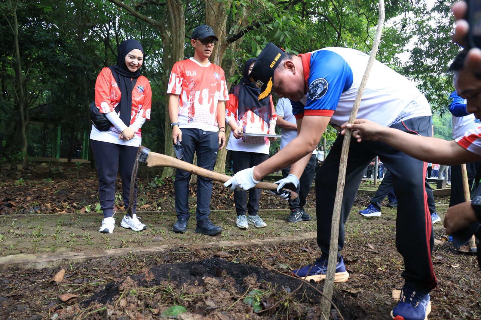 Kota Bekasi - Momentum HPSN 2026, Wali Kota Bekasi Tri Adhianto memimpin "Grebek K3" di Hutan Kota Patriot, Selasa (31/3/2026). Foto: Ist/Gobekasi.id.