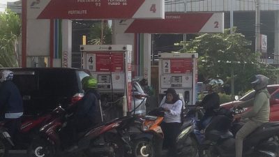 Kota Bekasi - SPBU di Jalan Raya Perjuangan dipadati pemotor yang hendak mengisi BBM ditengah isu kenaikan tarif per 1 April 2026. Foto: Gobekasi.id.