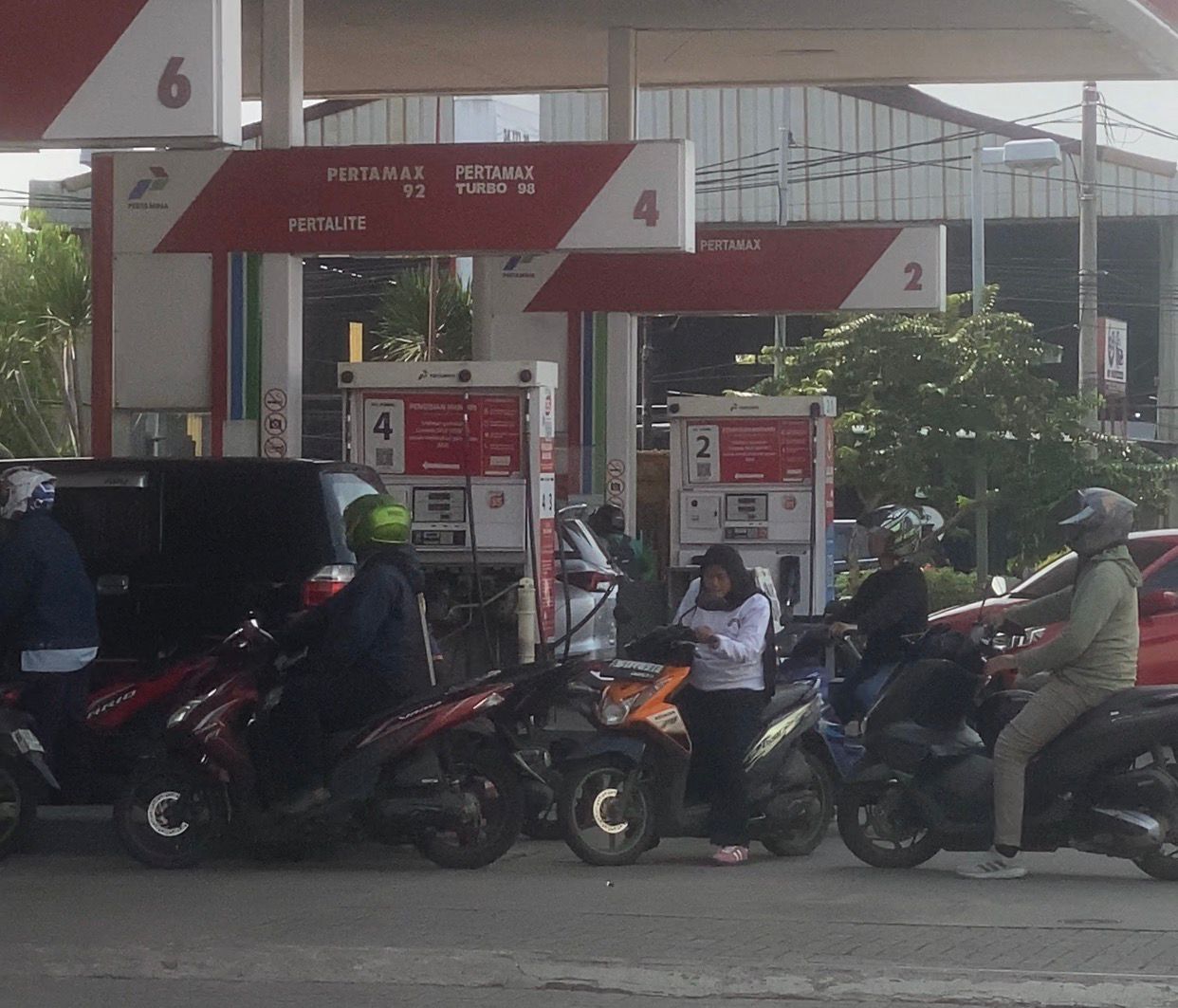 Kota Bekasi - SPBU di Jalan Raya Perjuangan dipadati pemotor yang hendak mengisi BBM ditengah isu kenaikan tarif per 1 April 2026. Foto: Gobekasi.id.