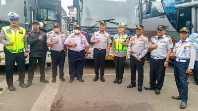 Kota Bekasi - Satlantas Polres Metro Bekasi Kota serta Balai Pengujian Kendaraan Bermotor Kota Bekasi menggelar ramp check terhadap bus di Terminal Induk Kota Bekasi, Senin (2/3/2026). Foto: Ist/Gobekasi.id.