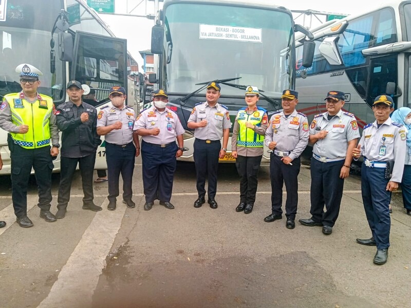 Kota Bekasi - Satlantas Polres Metro Bekasi Kota serta Balai Pengujian Kendaraan Bermotor Kota Bekasi menggelar ramp check terhadap bus di Terminal Induk Kota Bekasi, Senin (2/3/2026). Foto: Ist/Gobekasi.id.