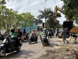Jalan Licin Akibat Tanah Proyek, Sejumlah Pemotor Jatuh Beruntun di Jalan Alinda Bekasi Utara