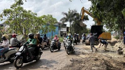 Kota Bekasi - Tanah bercceran di Jalan Alinda, Bekasi Utara.