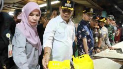 Kabupaten Bekasi - Plt. Bupati Bekasi Asep Surya Atmaja bersama unsur Forkopimda memantau harga dan ketersediaan kebutuhan pokok dan penting selama bulan Ramadan dan jelang Lebaran di Pasar Tradisional Tambun Selatan, pada Kamis, (5/3/2026). Foto: Ist