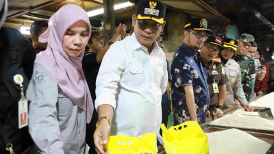 Kabupaten Bekasi - Plt. Bupati Bekasi Asep Surya Atmaja bersama unsur Forkopimda memantau harga dan ketersediaan kebutuhan pokok dan penting selama bulan Ramadan dan jelang Lebaran di Pasar Tradisional Tambun Selatan, pada Kamis, (5/3/2026). Foto: Ist