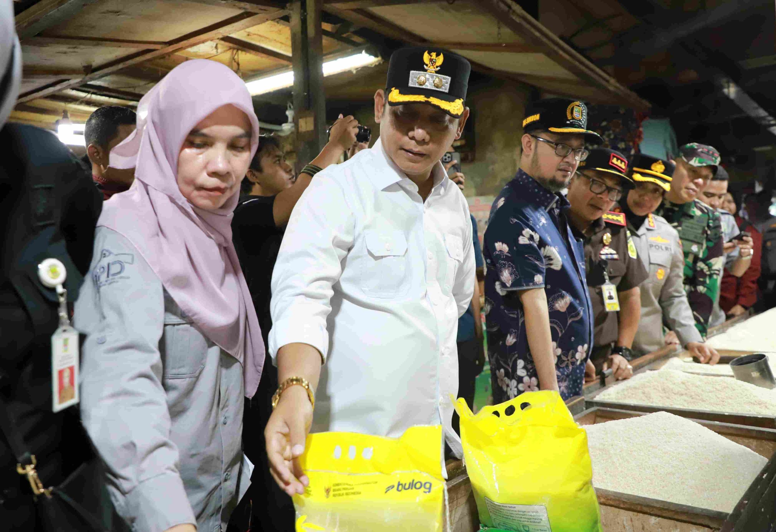 Kabupaten Bekasi - Plt. Bupati Bekasi Asep Surya Atmaja bersama unsur Forkopimda memantau harga dan ketersediaan kebutuhan pokok dan penting selama bulan Ramadan dan jelang Lebaran di Pasar Tradisional Tambun Selatan, pada Kamis, (5/3/2026). Foto: Ist