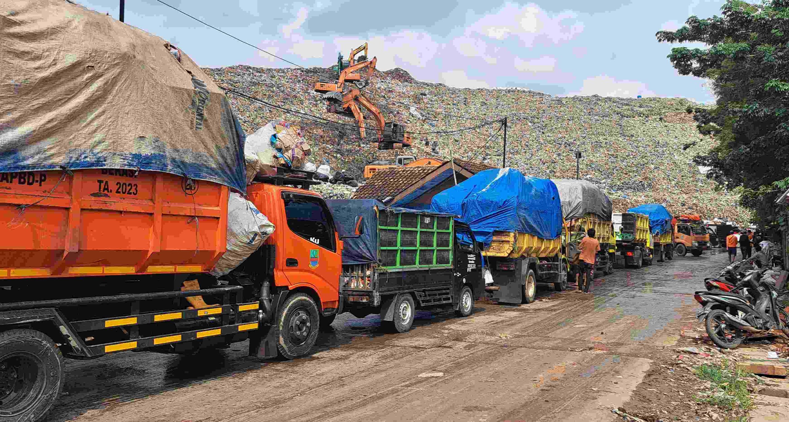 Kabupaten Bekasi -Volume sampah pascalebaran ke Tempat Pembuangan Akhir (TPA) Burangkeng, Kecamatan Setu meningkat tajam, bahkan pada Kamis (26/03/2026) mencapai 370 kendaraan. Foto: Ist/Gobekasi.id.