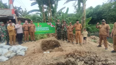Kabupaten Bekasi - Pelaksana Tugas (Plt) Bupati Bekasi, Asep Surya Atmaja, secara resmi melakukan peletakan batu pertama (groundbreaking) pembangunan Jembatan Garuda di Desa Kedungjaya, Senin (30/3/2026). Foto: Ist/Gobekasi.id.