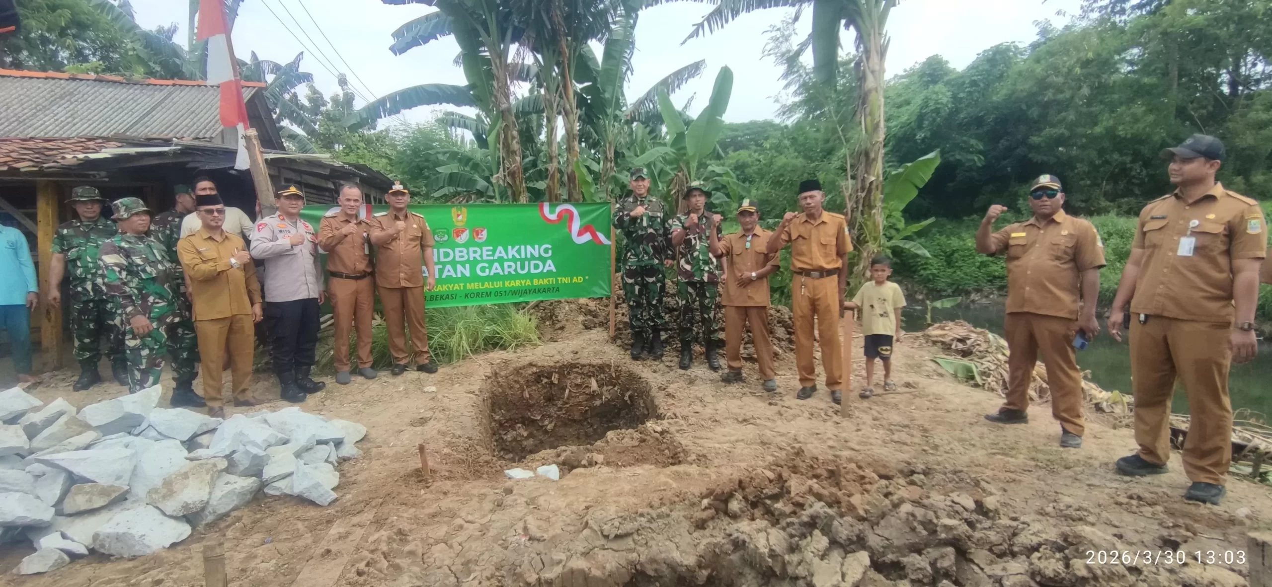 Kabupaten Bekasi - Pelaksana Tugas (Plt) Bupati Bekasi, Asep Surya Atmaja, secara resmi melakukan peletakan batu pertama (groundbreaking) pembangunan Jembatan Garuda di Desa Kedungjaya, Senin (30/3/2026). Foto: Ist/Gobekasi.id.