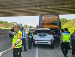 Lagi, Warga Bekasi Jadi Korban Tol Trans Jawa: Xpander Ringsek Hantam Bus Mogok di Batang, Dua Nyawa Melayang