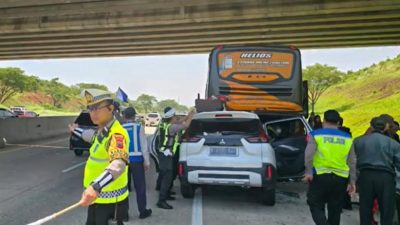 Bekasi - Sebuah minibus jenis Xpander menabrak bagian belakang us Mogok di Tol Batang. Foto: Ist