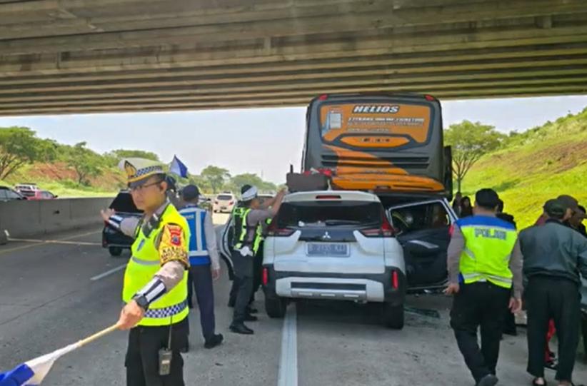 Bekasi - Sebuah minibus jenis Xpander menabrak bagian belakang us Mogok di Tol Batang. Foto: Ist