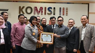 Kabupaten Bekasi - Komisi III DPR RI memberi penghargaan Aryasêvā Sammāna Nusantara kepada Kapolres Metro Bekasi, Kombes Sumarni. (dok. istimewa)