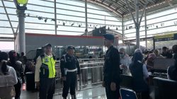 Arus Balik Memuncak, Personel Brimob Polda Metro Jaya Perketat Pengamanan Stasiun Bekasi