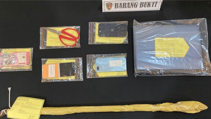 Kota Bekasi - Barang bukti dari kasus pembunuhan Ermanto Usman. Foto: Ist/Gobekasi.id.