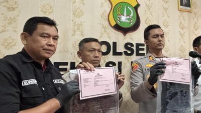 Kota Bekasi - Kapolsek Bekasi Utara, AKP Tono Listianto, melakukan gelar perkara terkait pembuang bayi di Perumahan Tytyan Kencana, Senin (9/3/2026). Foto: Ist/Gobekasi.id.